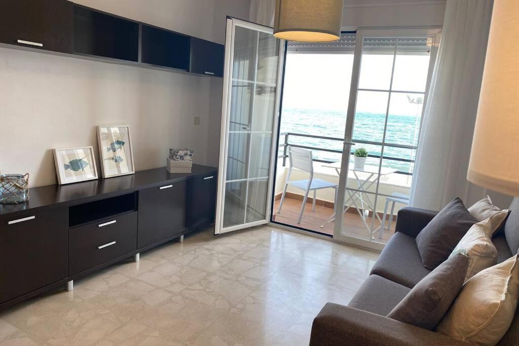 Apartamento primera línea playa. Vistas al mar Caleta de Vélez Exterior foto