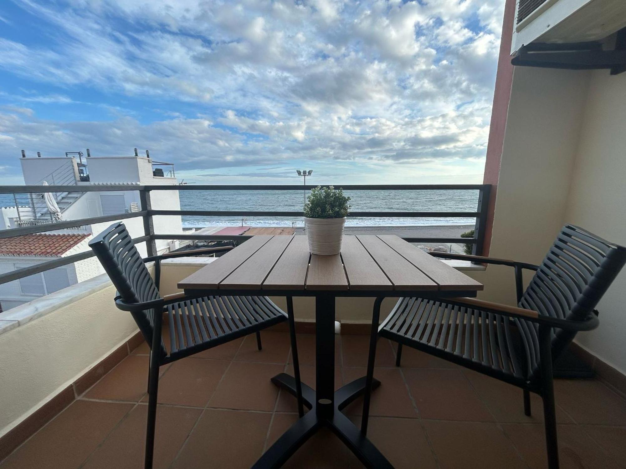 Apartamento primera línea playa. Vistas al mar Caleta de Vélez Exterior foto