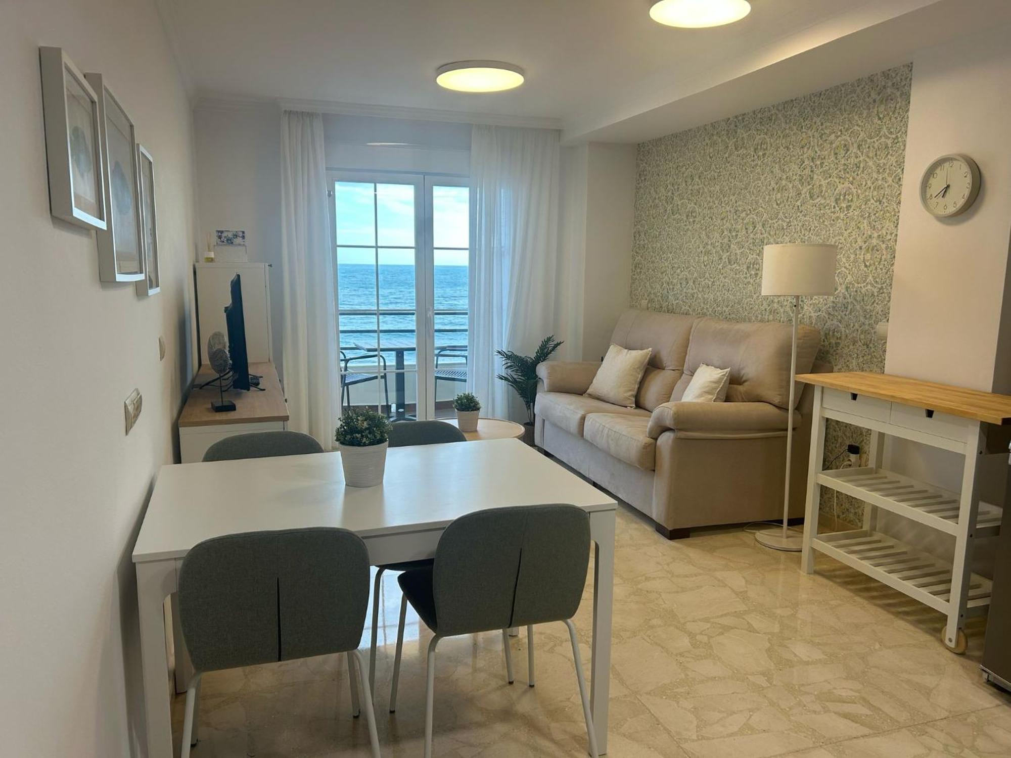 Apartamento primera línea playa. Vistas al mar Caleta de Vélez Exterior foto